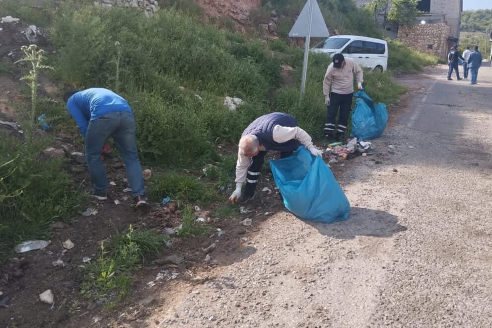 Silvan Belediyesi ekipleri Sulubağ ve Bayrambaşı köylerinde temizlik seferberliği başlattı.