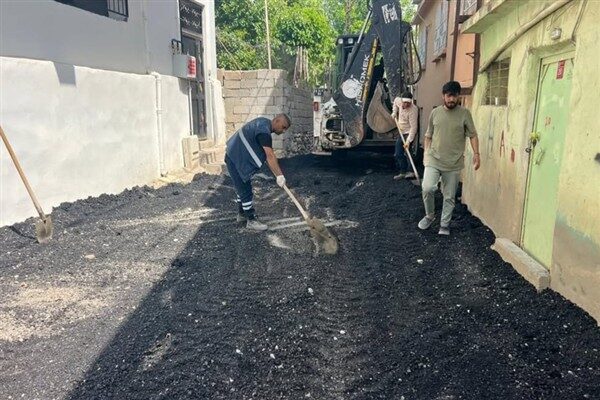 Silvan Belediyesi Feridun Mahallesi 903. Sokak'ta oluşan çukurları asfaltla doldurarak