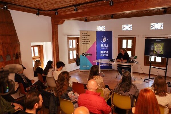 Türkiye'de modern sanatın gelişimini ve Cumhuriyet sonrası sanat gruplarının etkilerini