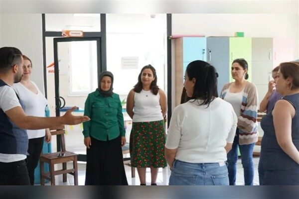 Kadın Politikaları Müdürlüğü bünyesinde faaliyet gösteren Çocuk Yaşam Evi’ndeki eğitmenler,