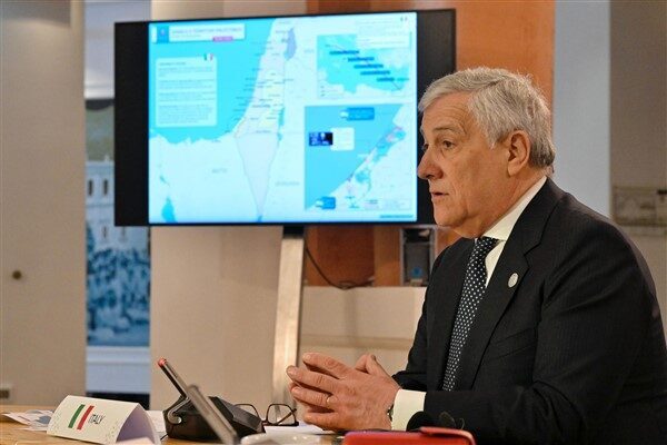 Antonio Tajani, İtalya'da Sant'Ambrogio'yu kutlamak için Ferentino'da bulundu. Tören öncesinde