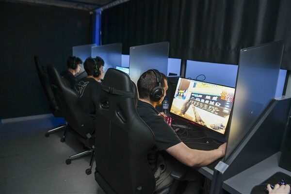 Başkentte düzenlenen "Gamma Zone-CS2 Turnuvası"nda Counter-Strike 2 arenasında mücadele eden