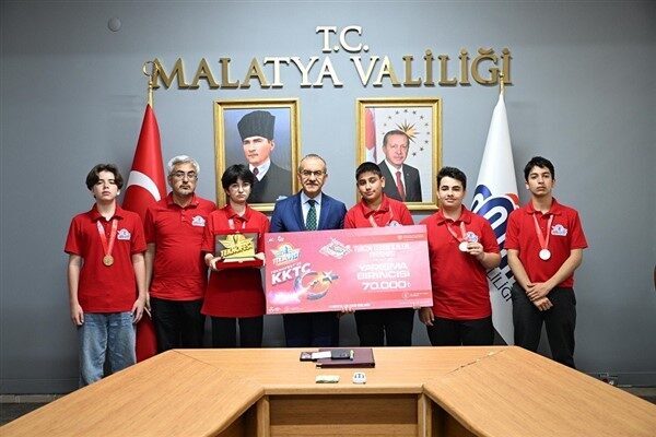Malatya'da TEKNOFEST 2025 yarışmasında birinci olan öğrenciler, Vali Seddar Yavuz'u