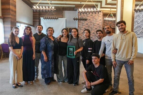 Mizgan Bilmen, tiyatro atölyesinde beden, mekan ve zamanın etkileşimini keşfederken
