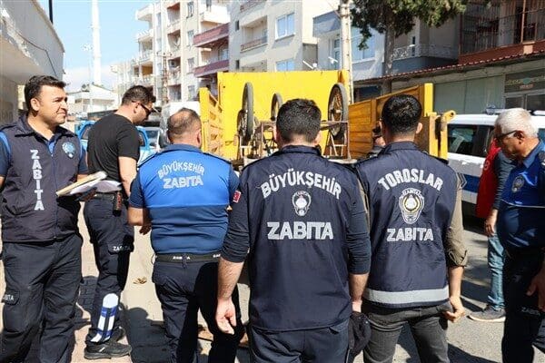 Toroslar’da zabıta ekipleri halk sağlığını tehdit eden ürünleri topladı Toroslar Belediyesi, Demirtaş Mahallesi'nde hijyen kurallarına uymayan seyyar satıcıları denetleyerek