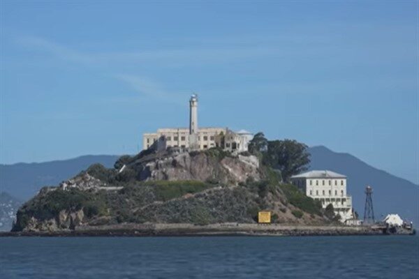 Eski ABD Başkanı Donald Trump, Truth Social'da yayınladığı mesajda Alcatraz'ın