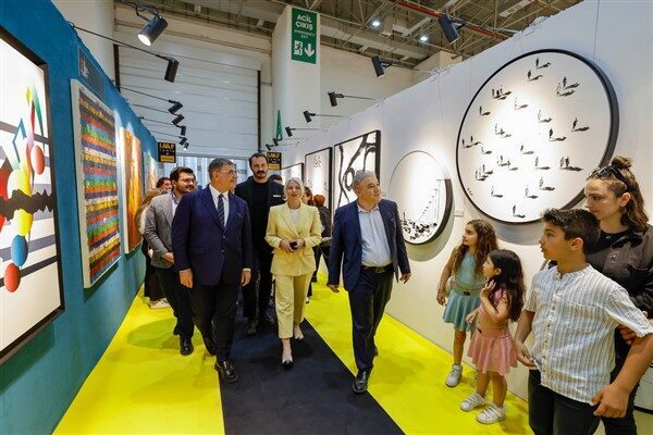 İzmir'de sanat fuarı açılışında İzmir Büyükşehir Belediye Başkanı Dr. Cemil