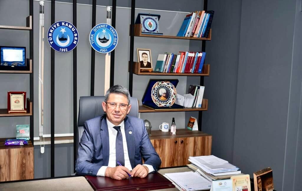 Türk Diyanet Vakıf-Sen Genel Başkan Yardımcısı Hilmi Şanlı, bir sınıfta