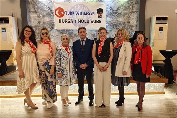 Sendika etkinliğinde Kadın Komisyonu ekibi ve yönetim kurulu üyeleri teşekkür