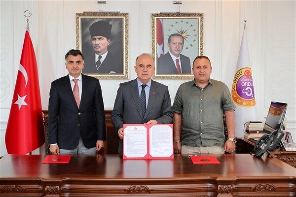 Valilik makamında gerçekleştirilen protokol imza törenine, Vali Muammer Erol, İl