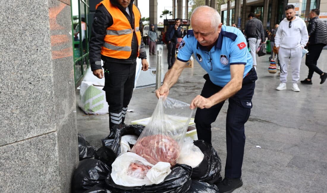 Antalya Şehirlerarası Otobüs Terminali'nde yapılan denetimlerde 300 kilogram et, çöp