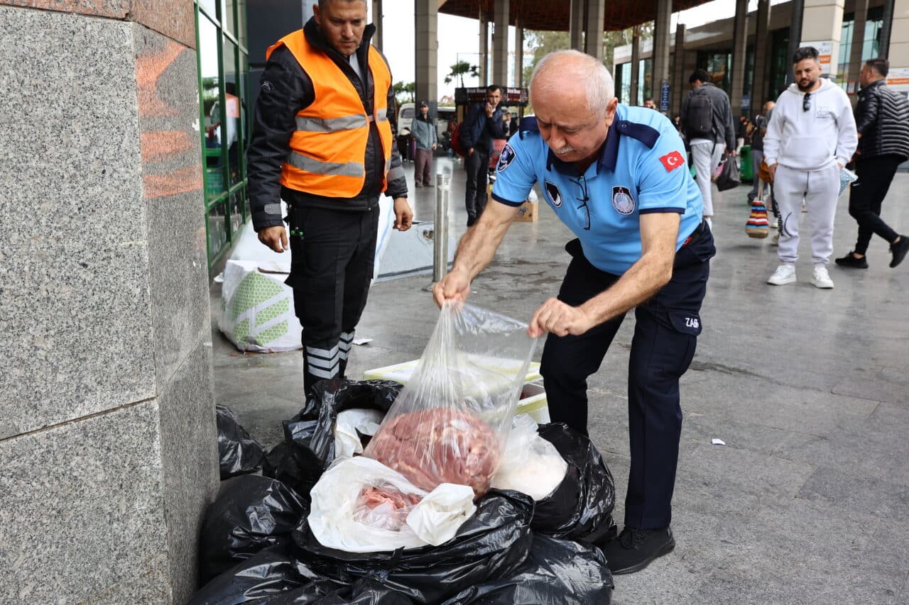 Antalya Şehirlerarası Otobüs Terminali'nde yapılan denetimlerde 300 kilogram et, çöp