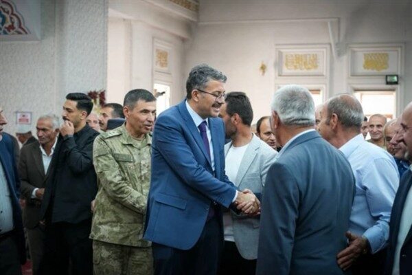 Hakkari Valisi Çelik, beraberindeki heyetle birlikte Yüksekova Merkez İhsaniye Camii’nde,