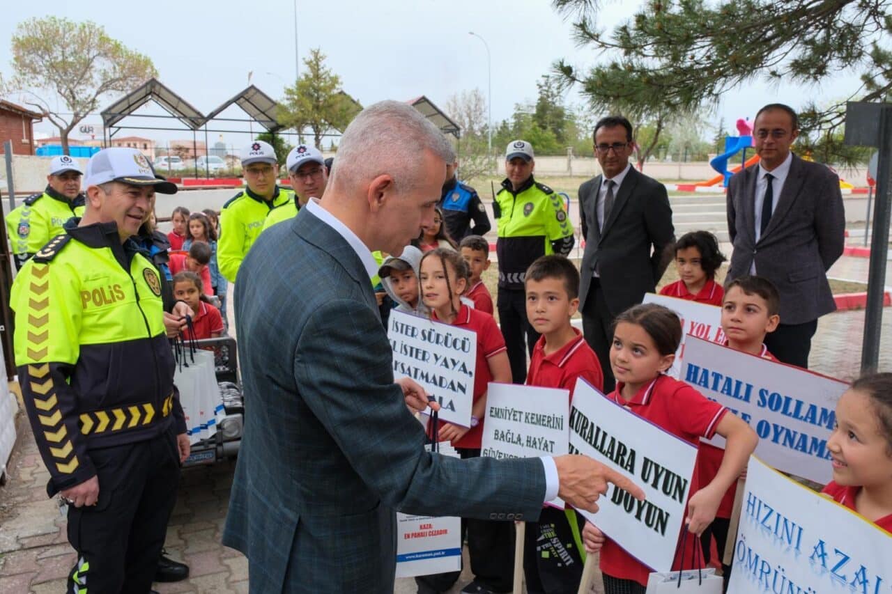 85. Yıl Milli Egemenlik İlkokulu'nda gerçekleşen etkinlikte, öğrencilere trafik eğitimi