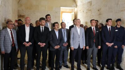 Vali Çiçekli, Fikret Ünlü'nün kabrini ziyaret etti. Ardından Karamanoğlu Mehmetbey