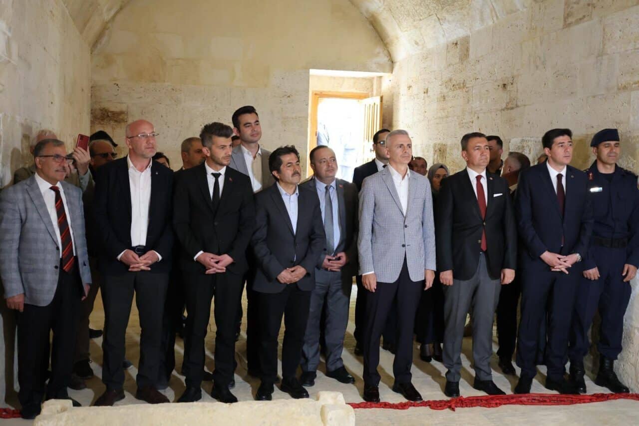 Vali Çiçekli, Fikret Ünlü'nün kabrini ziyaret etti. Ardından Karamanoğlu Mehmetbey