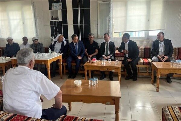 Vali Ekici, Oyalı Köyü Taziye Evi'nde merhumun ailesine taziye ziyareti