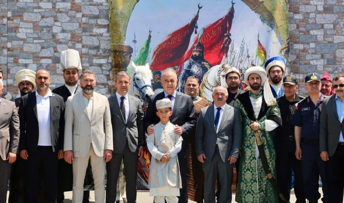 Kutlama programına, Vali Muammer Erol’un yanı sıra Büyükşehir Belediye Başkan