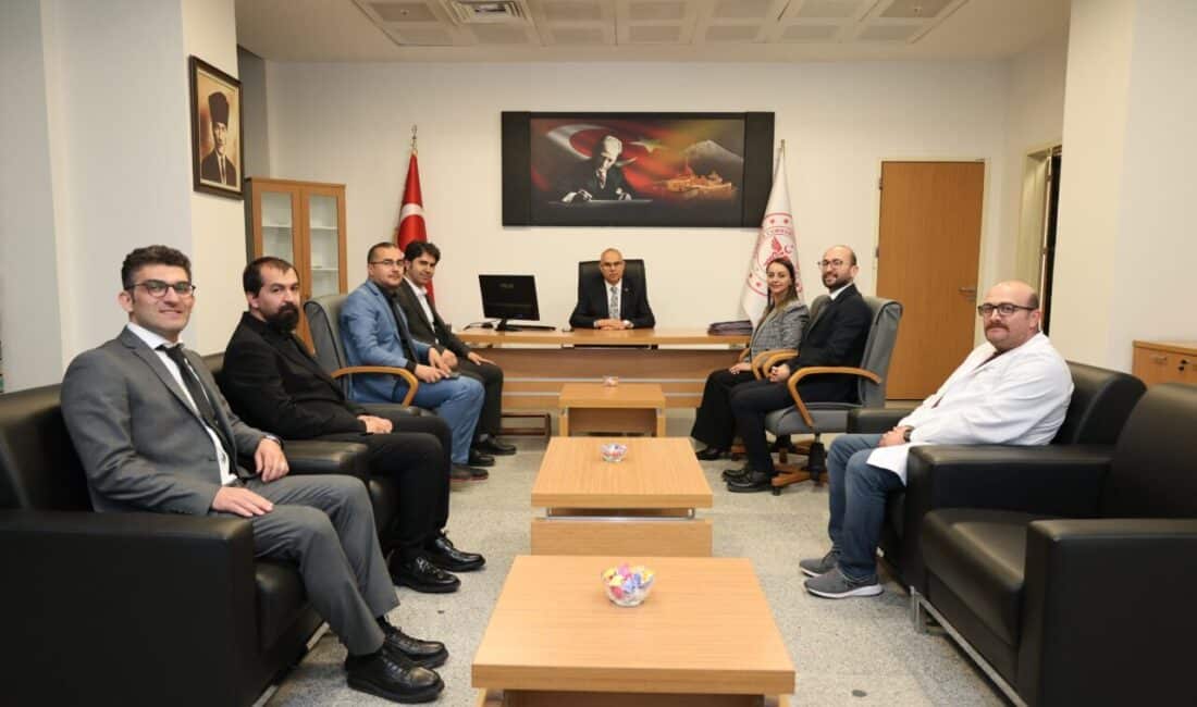 Ziyaret kapsamında hasta ve hasta yakınlarıyla bir araya gelen Vali