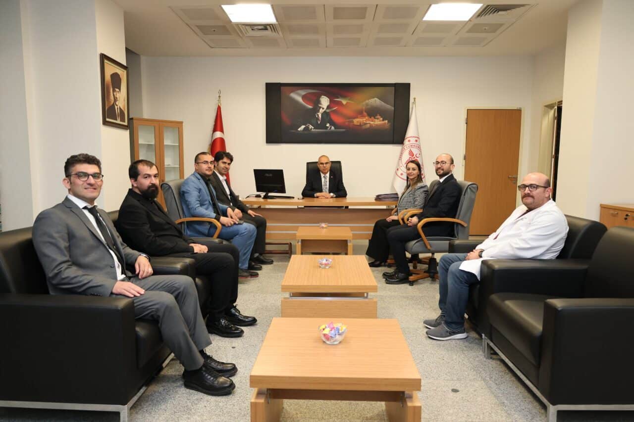 Ziyaret kapsamında hasta ve hasta yakınlarıyla bir araya gelen Vali