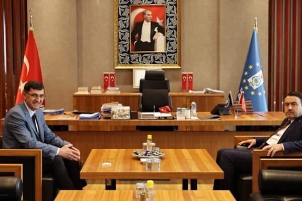 Belediye başkanlık makamında gerçekleşen ziyarette, kamu hizmetlerinin etkinliği ve kurumlar