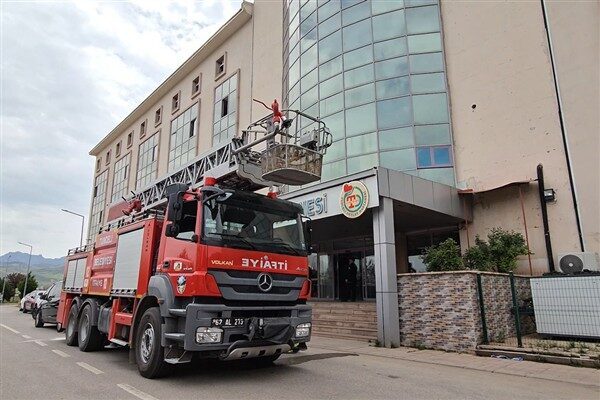 Tunceli Valisi Tekbıyıkoğlu, hastanedeki teknik arıza sonucu oluşan duman nedeniyle