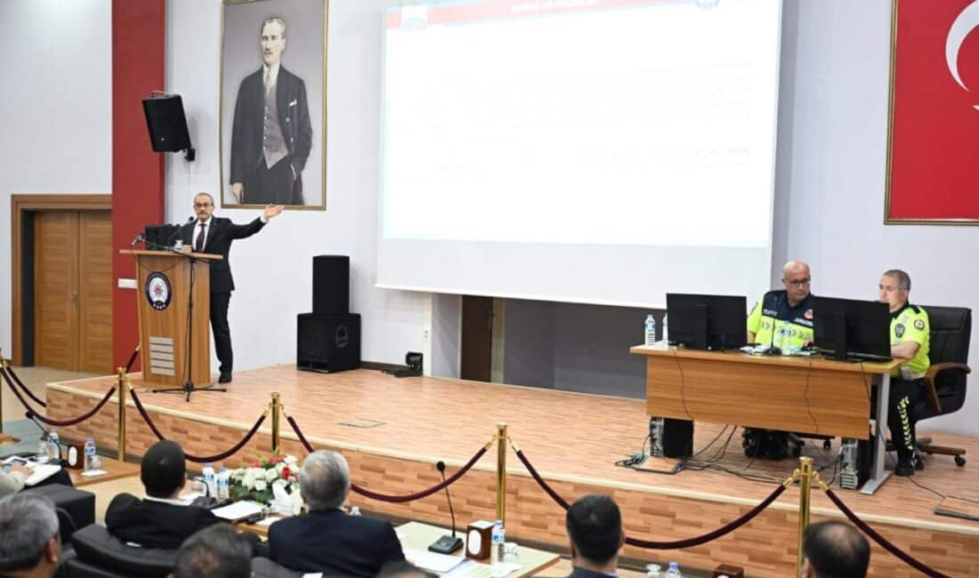 Toplantıya; Vali Seddar Yavuz’un yanı sıra Vali Yardımcıları, Kaymakamlar, İl
