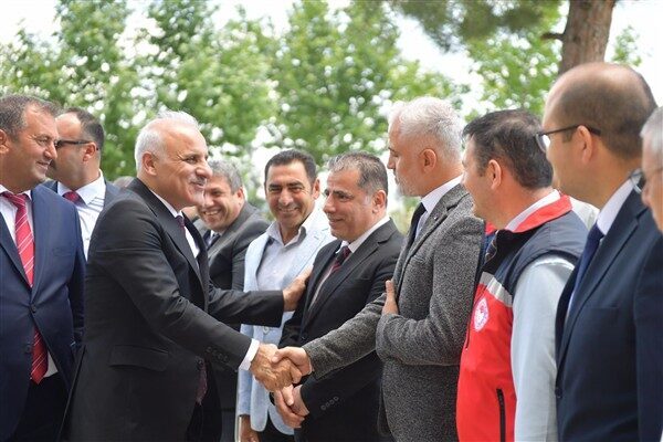 Diyarbakır Valisi Zorluoğlu, ilçe ziyaretlerine devam ediyor. Dicle ilçesinde temaslarda