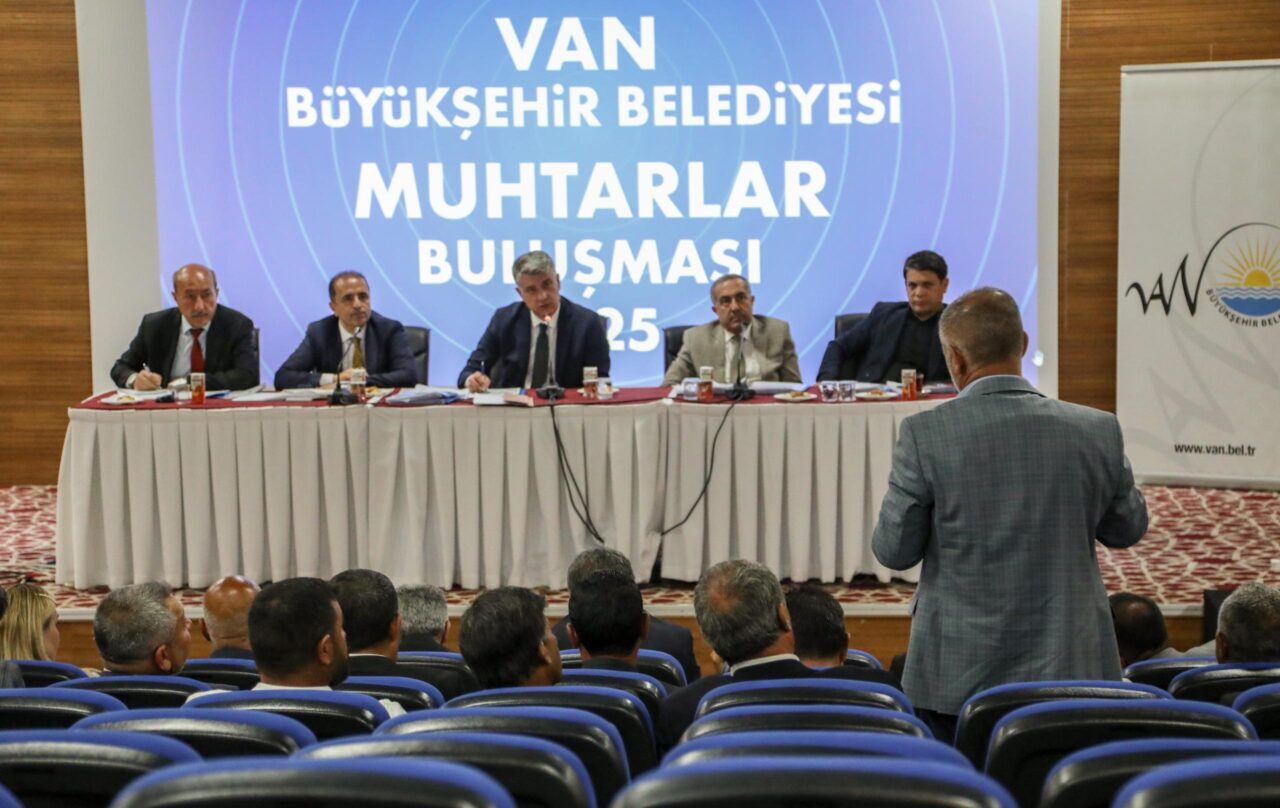 Büyükşehir Belediyesinin mahallelerin sorunlarının çözümü için yerinde başlattığı mahalle muhtar