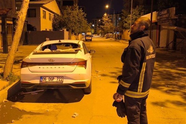Van'da şiddetli fırtına felaketi! İtfaiye ekipleri çatı uçmalarına ve devrilen