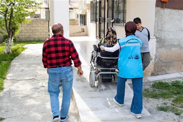 Gülten Çiftçi'nin tekerlekli sandalye ile yaşamını sürdürdüğü durumu Van Belediyesine