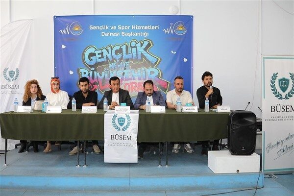 Gençlik Nerede Büyükşehir Orada sloganıyla düzenlenen eğitim programında, farklı mesleklerden