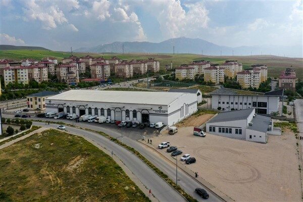 Pazar yerini ziyaret ederek esnafla bir araya gelen Vali Ozan