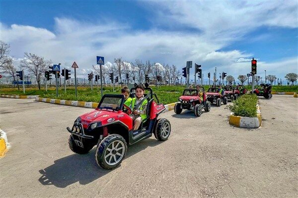 Van Büyükşehir Belediyesi'nin açtığı Çocuk Trafik Eğitim Parkı, çocuklara trafik