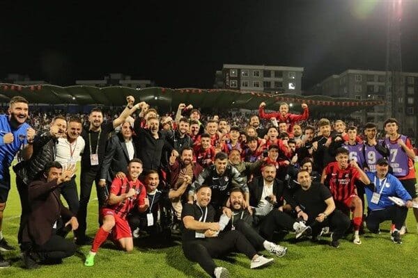 Karşılaşmaya etkili başlayan Vanspor, 25. dakikada B. Kara’nın kaydettiği golle