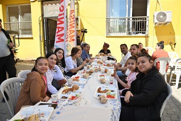 Manisa'da düzenlenen Hıdırellez Kahvaltısı'na Semih Balaban, Mehmet Arslan, Emine Özge