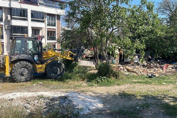 Yalova Belediyesi, kullanılamaz hale gelen ve uzun süredir terk edilmiş