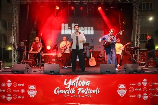Festivalin ilk akşamında sahneye çıkan Selin Geçit, enerjik performansıyla gençleri