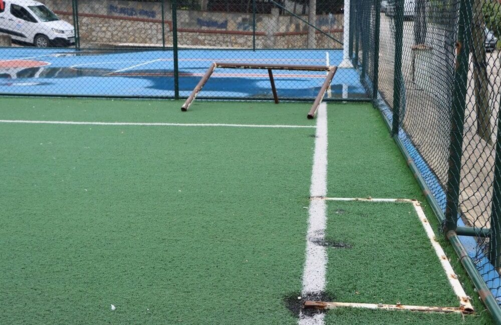 Kazım Karabekir Mahallesi'nde mini halı sahada bir kale sökülürken diğeri
