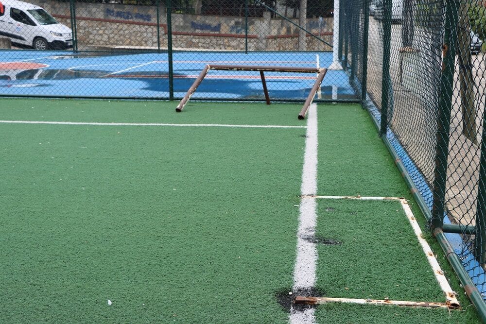 Kazım Karabekir Mahallesi'nde mini halı sahada bir kale sökülürken diğeri