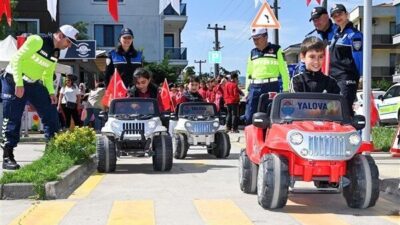 Yalova Belediyesi tarafından düzenlenen trafik etkinliğinde çocuklar, eğlenceli bir şekilde