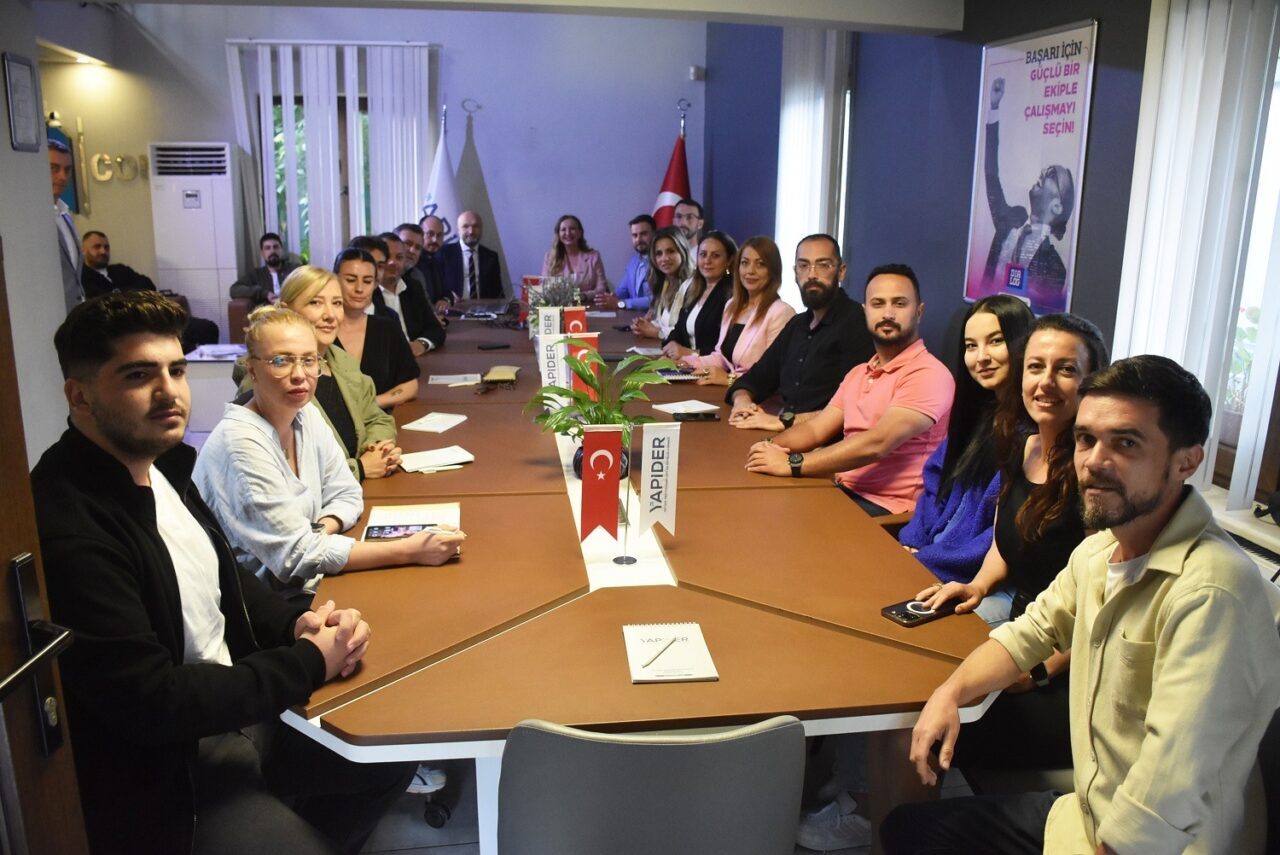 YAPİDER Dernek merkezinde gerçekleştirilen programda bir açılış konuşması gerçekleştiren YAPİDER