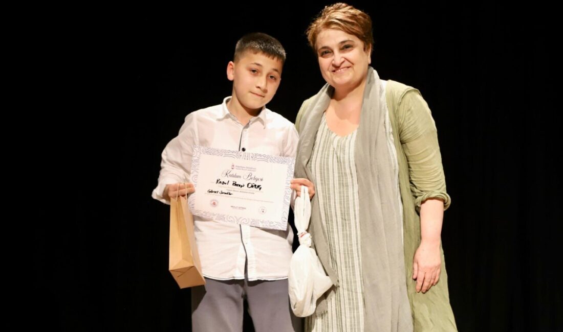 Gültepe Kültür Merkezi’nde düzenlenen törende öğrenciler tiyatro oyunları, müzik performansları