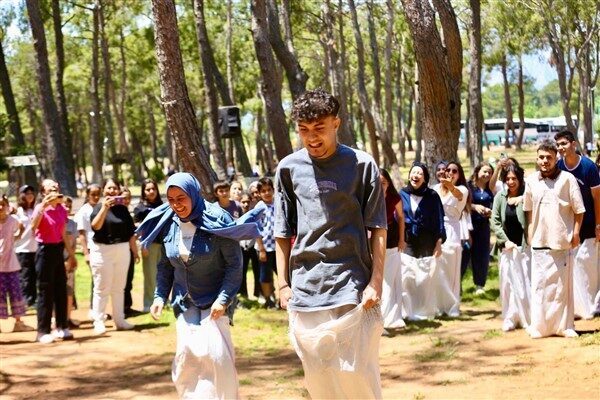 Pikniğe katılan eğitimciler, Kepez Belediyesi'nin eğitim alanındaki kapsamlı çalışmalarını ve
