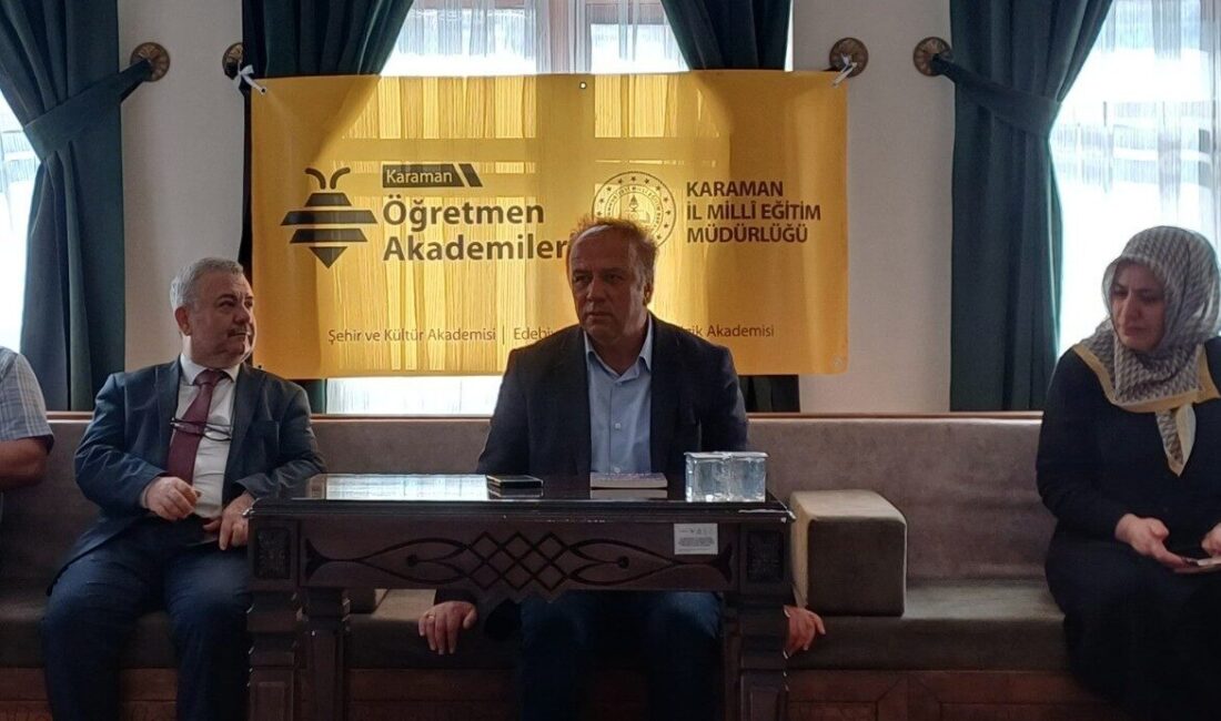Gazi Kültür Sanat Merkezi'nde gerçekleşen etkinlikte, "Tarihe Romandan Bakmak" başlığı