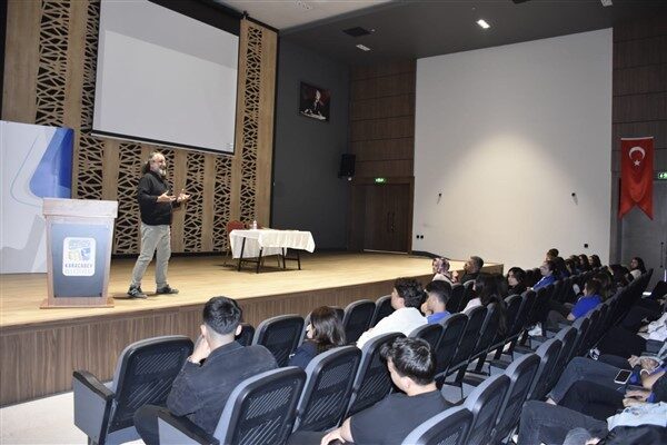 Sinan Yağmur, söyleşi boyunca yaşamından, kaleme aldığı eserlerin ortaya çıkış