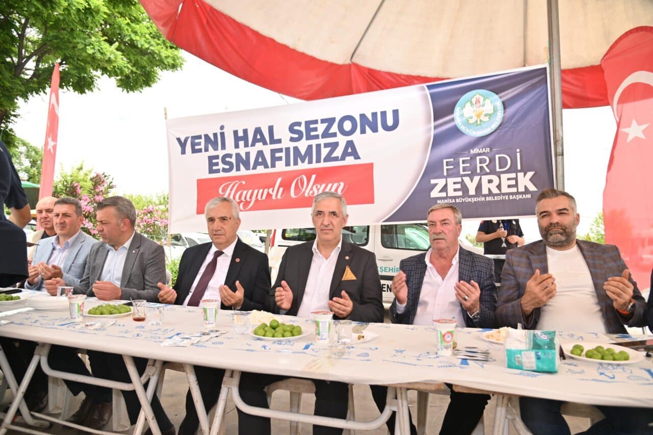 Turgutlu Yaş Sebze ve Meyve Hali’nde düzenlenen sezon açılış törenine,