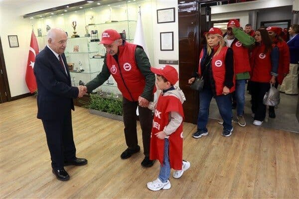 Başkan Fethi Yaşar, emeğin değerini vurgulayarak işçilere karanfil dağıttı. Birlik
