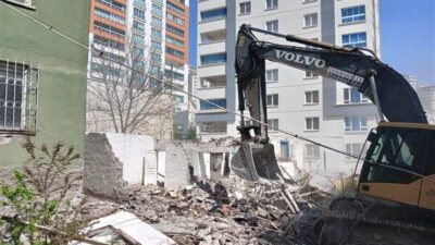 Yenimahalle Belediyesi, metruk yapıları yıkarak çevreyi temizlemeye devam ediyor. Belediye