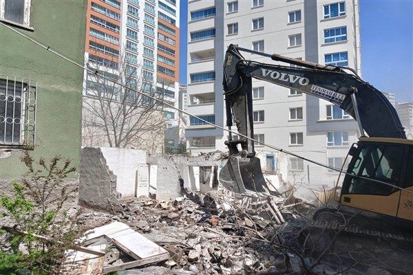 Yenimahalle Belediyesi, metruk yapıları yıkarak çevreyi temizlemeye devam ediyor. Belediye